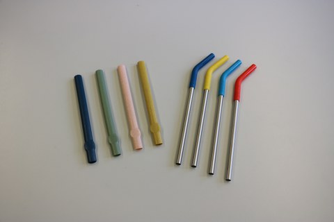 The photo shows four different colored plastic straws on the left and four stainless steel straws with flexible silicone tips in four different colors on the right