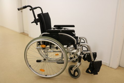 Photo shows the Pyro Light wheelchair standing diagonally from the side in a corridor.