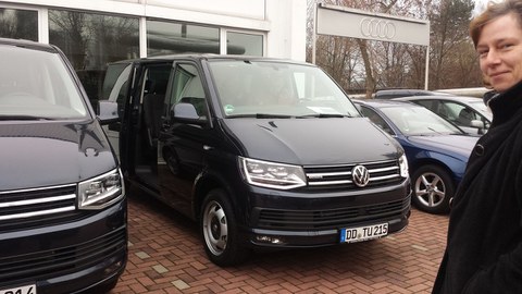 Dr. Cornelia Hähne, head of Director Directorate 9 – University Culture stands in front of both accessible VW vans