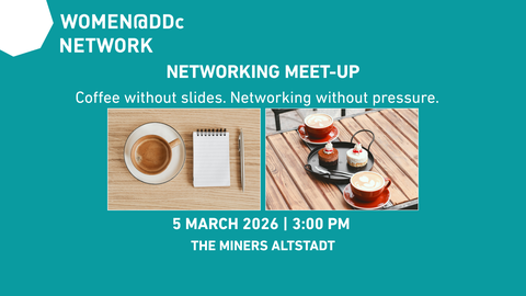 Grafik des Women@DDc Networks mit dem Titel eines Networking‑Meet-ups, dazu Fotos von Kaffee, Notizblock und kleinen Kuchen auf einem Holztisch.