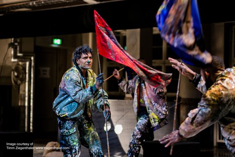 Schauspieler:innen inszenieren das Stück Birdi
