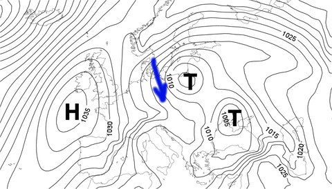 Eine Karte zeigt die Luftdruckverteilung (Isobaren – Linien gleichen Luftdrucks in hPa) in Europa am 23.12.1986, 01:00 MEZ. Zwischen einem Tiefruckgebiet über Polen und einem Hochdruckgebiet über der Irischen See strömt maritime arktische Polarluft nach Mitteleuropa, verbunden mit starken Schneefällen bis ins Tiefland 