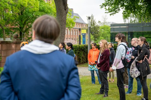 Publikum steht im Rektoratsgarten