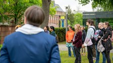 Publikum steht im Rektoratsgarten