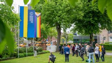 Staatssekreträin Dr. Märtens steht im Garten des Rektorats und hält eine Rede. Publikum blickt sie an.