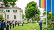 Staatssekreträin Dr. Märtens steht im Garten des Rektorats und hält eine Rede. Publikum blickt sie an.