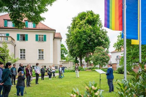 Staatssekreträin Dr. Märtens steht im Garten des Rektorats und hält eine Rede. Publikum blickt sie an.