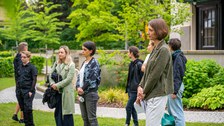 Prorektorin Böhm steht im Garten des Rektorates mit weiteren Personen.