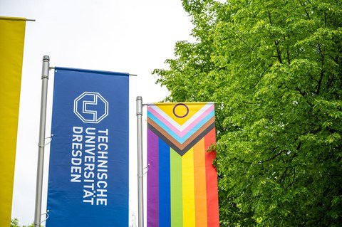 Ausschnitt der Progressive Pride Flag und Flagge der TU Dresden