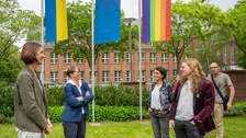 4 Personen unterhalten sich im Rektoratsgarten