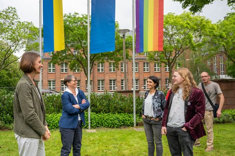 4 Personen unterhalten sich im Rektoratsgarten
