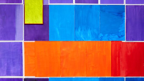 Eine Farbstudie mit roten, orangen, blauen und lila Rechtecken sowie einem gelben Rechteck. 