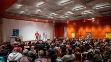Max Rademann und vor ihm das Publikum