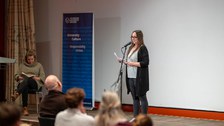 Sabrina Schauert liest auf der Bühne