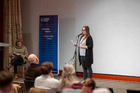 Sabrina Schauert liest auf der Bühne