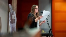 Sabrina Schauert liest auf der Bühne