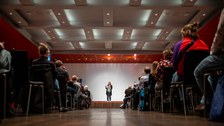 Micha Ebeling steht auf der Bühne