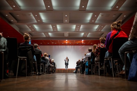 Micha Ebeling steht auf der Bühne