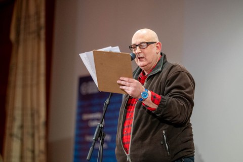 Micha Ebeling liest auf der Bühne