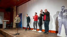 Die vier Slammer:innen und Kaddi Cutz auf der Bühne