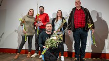 Die vier Slammer:innen und Kaddi Cutz mit Blumen in den Händen