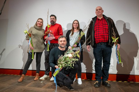 Die vier Slammer:innen und Kaddi Cutz mit Blumen in den Händen