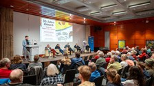 Ein Podium und Publikum