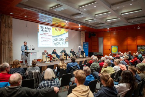 Ein Podium und Publikum