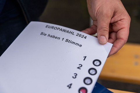 Hilfsmaterialien für Sehbehinderte, die von der Arbeitsgruppe Services Behinderung und Studium (TUD) beim Mitmach-Fest präsentiert wurden. 
