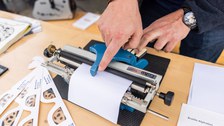 Hilfsmaterialien für Sehbehinderte, die von der Arbeitsgruppe Services Behinderung und Studium (TUD) beim Mitmach-Fest präsentiert wurden.