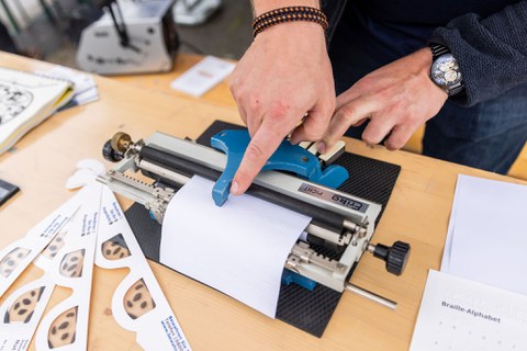 Hilfsmaterialien für Sehbehinderte, die von der Arbeitsgruppe Services Behinderung und Studium (TUD) beim Mitmach-Fest präsentiert wurden.