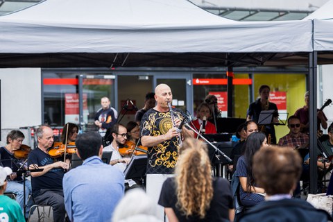 Musiker:innen spielen unter einem Pavillon. 