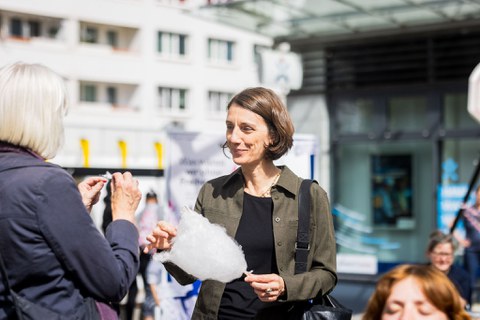 Zwei Personen unterhalten sich und essen Zuckerwatte. 