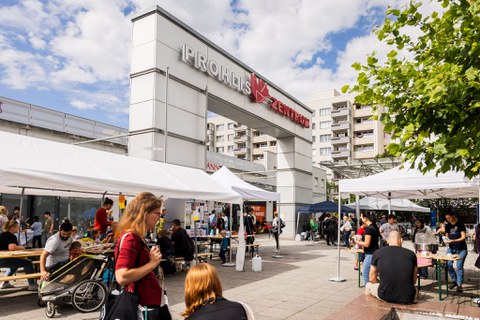 Ein Blick auf das Festgelände mit mehreren Pavillons. 
