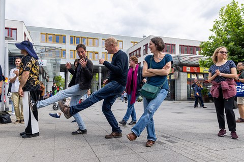 3 Personen schwenken ihr linkes Bein nach rechts. 