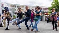 3 Personen schwenken ihr linkes Bein nach rechts. 