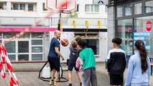 Das Foto zeigt eine Gruppe von Kindern beim Basketballspiel.