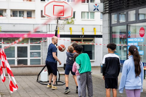 Das Foto zeigt eine Gruppe von Kindern beim Basketballspiel.
