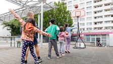 Das Foto zeigt eine Gruppe von Kindern beim Basketballspiel. 
