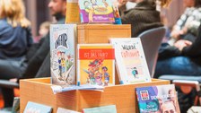 Ein Bücherregal