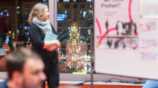 Assata Frauhammer, Plakatwand, Lichter im Hintergrund