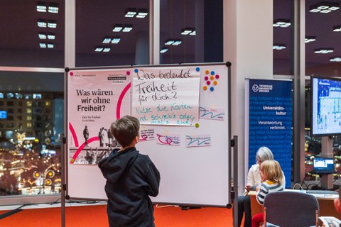 Plakatwand Wissenschaftsjahr