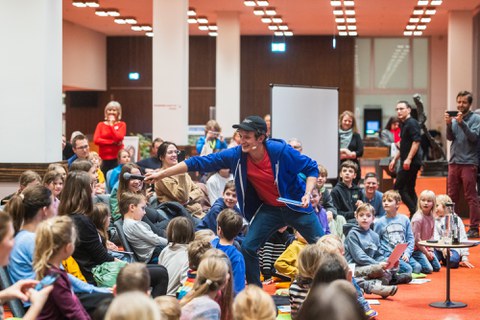 Julian Janssen spricht mit dem Publikum