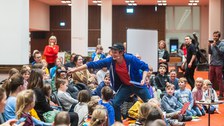 Julian Janssen spricht mit dem Publikum