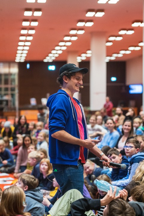 Julian Janssen und im Hintergrund das Publikum