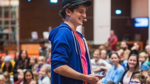 Julian Janssen und im Hintergrund das Publikum