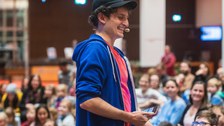 Julian Janssen und im Hintergrund das Publikum