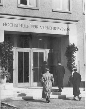Portal am Potthoff-Bau - ehemaliges Hauptgebäude der HfV an der Hettnerstraße