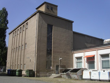 Turnhallen im ehemaligen Kesselhaus Marschnerstraße mit Anbau Rechenzentrum