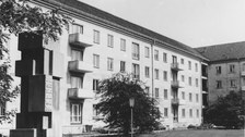 Wohnheime auf dem Campus an der Hospital-/Wilhelm-Buck-Straße mit Bruno-Kühn-Stele
